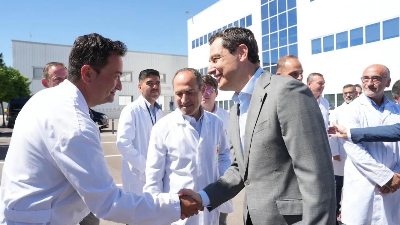 Visita de Juanma Moreno a Valeo. - Junta.