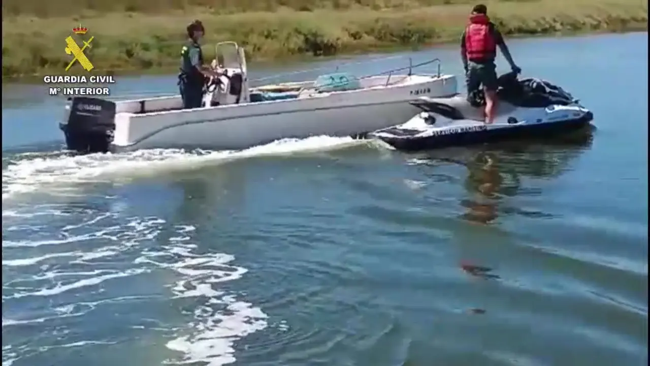 Abandonan una embarcaci&oacute;n con 800 kilos de hach&iacute;s para intentar huir de la Guardia Civil