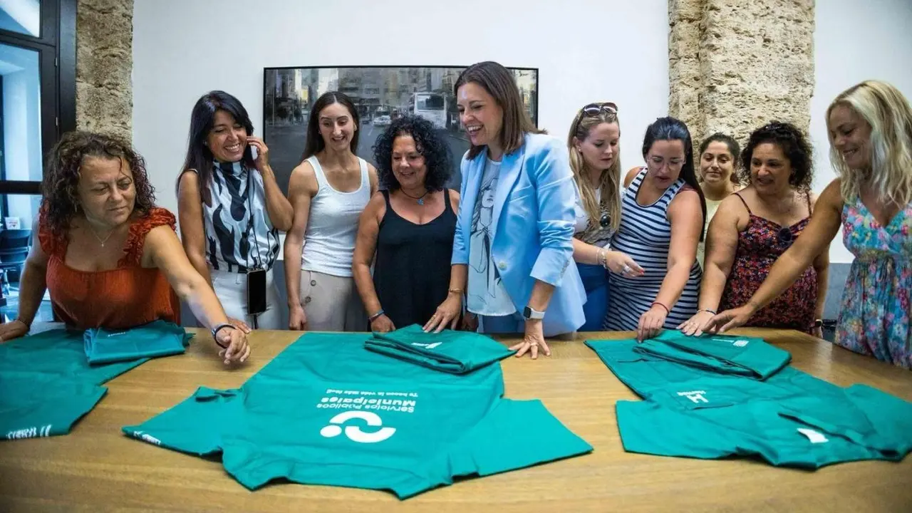 La alcaldesa con las trabajadoras de ayuda a domicilio tras su municipalizaci&oacute;n | Informaci&oacute;n.