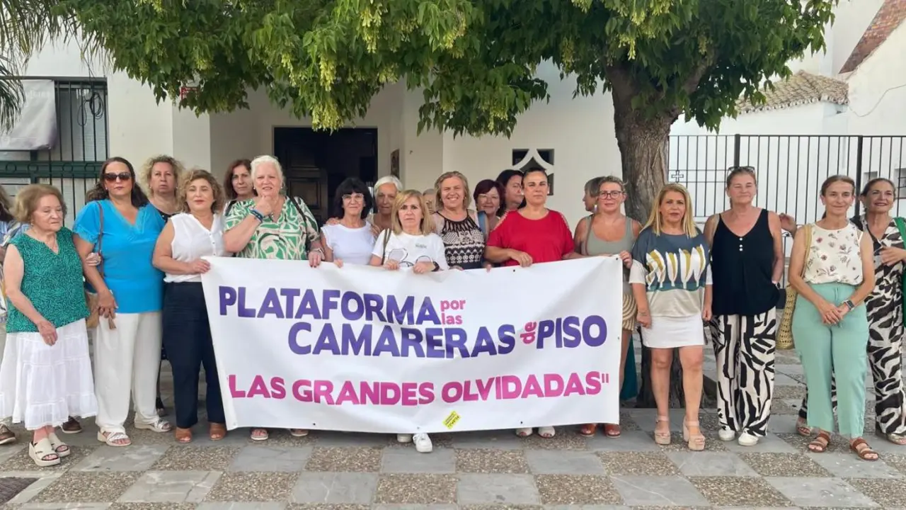 Mamen S&aacute;nchez con representantes del colectivo de camareras de piso - PSOE