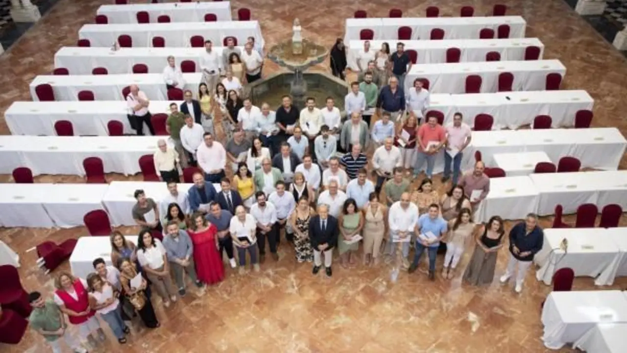 Alcaldes y representantes provinciales tras la firma del convenio. - AI