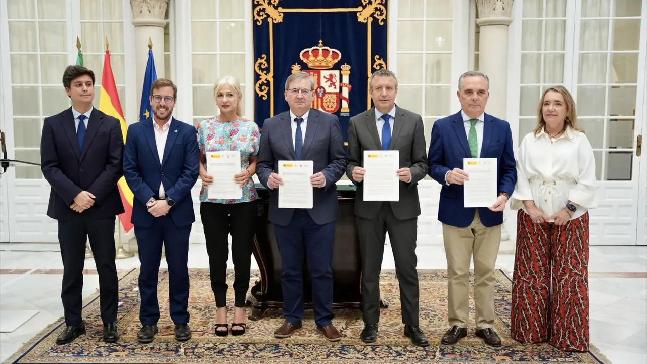 Foto de grupo tras la firma del protocolo general - MAR&Iacute;A JOS&Eacute; L&Oacute;PEZ / EUROPA PRESS