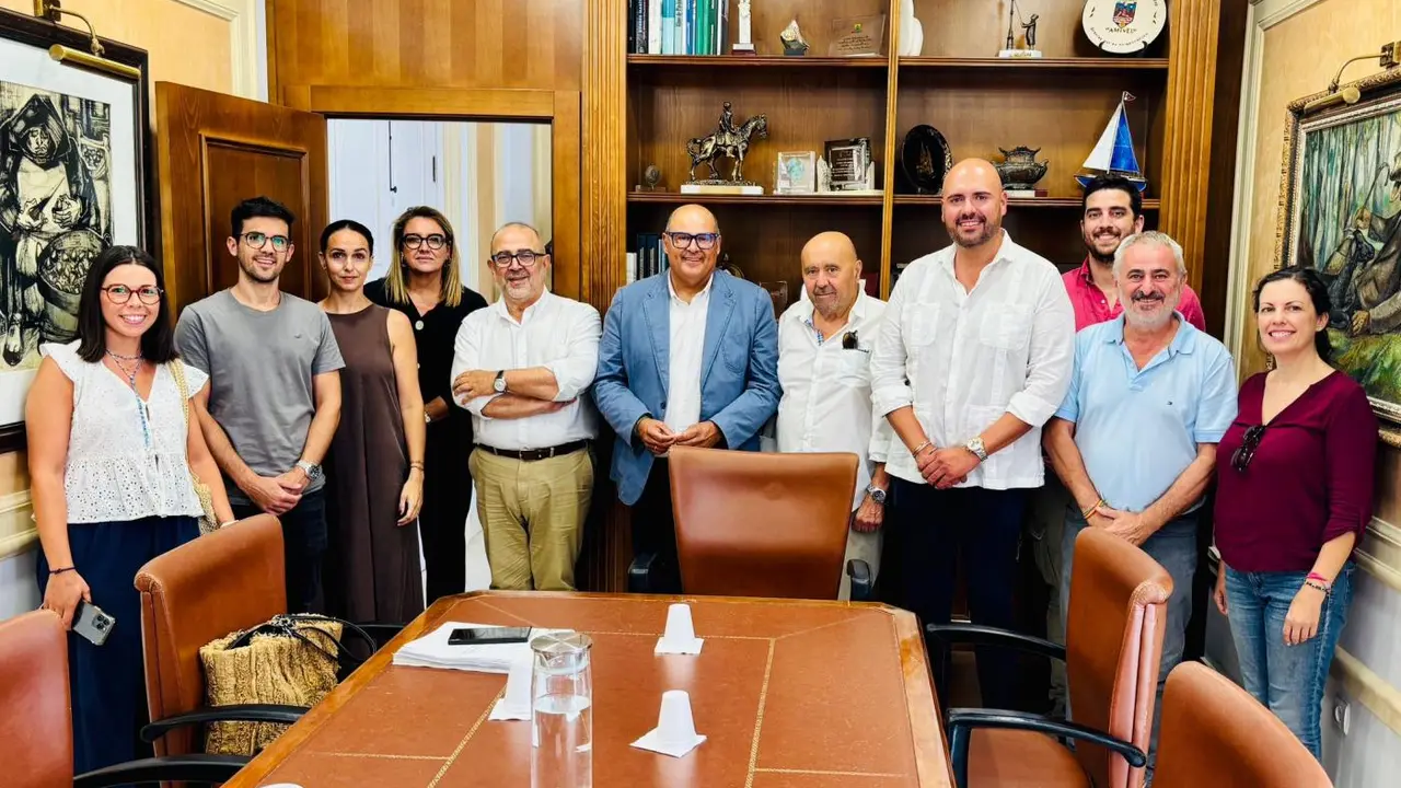 As&iacute; fue la reuni&oacute;n entre la asociaci&oacute;n y el Ayuntamiento. - Ayuntamiento V&eacute;lez-M&aacute;laga