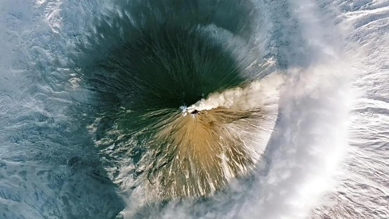 Volc&aacute;n activo en la Pen&iacute;nsula siberiana de Kamchatka - NASA