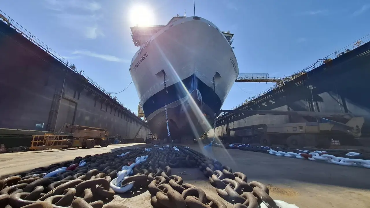 El buque hospital Global Mercy, en el astillero de Navantia C&aacute;diz. - VIVA