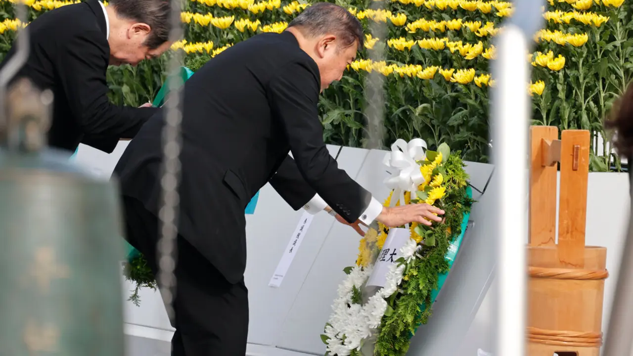 EuropaPress_6892967_primer_ministro_japones_shigeru_ishiba_deposita_corona_flores_acto