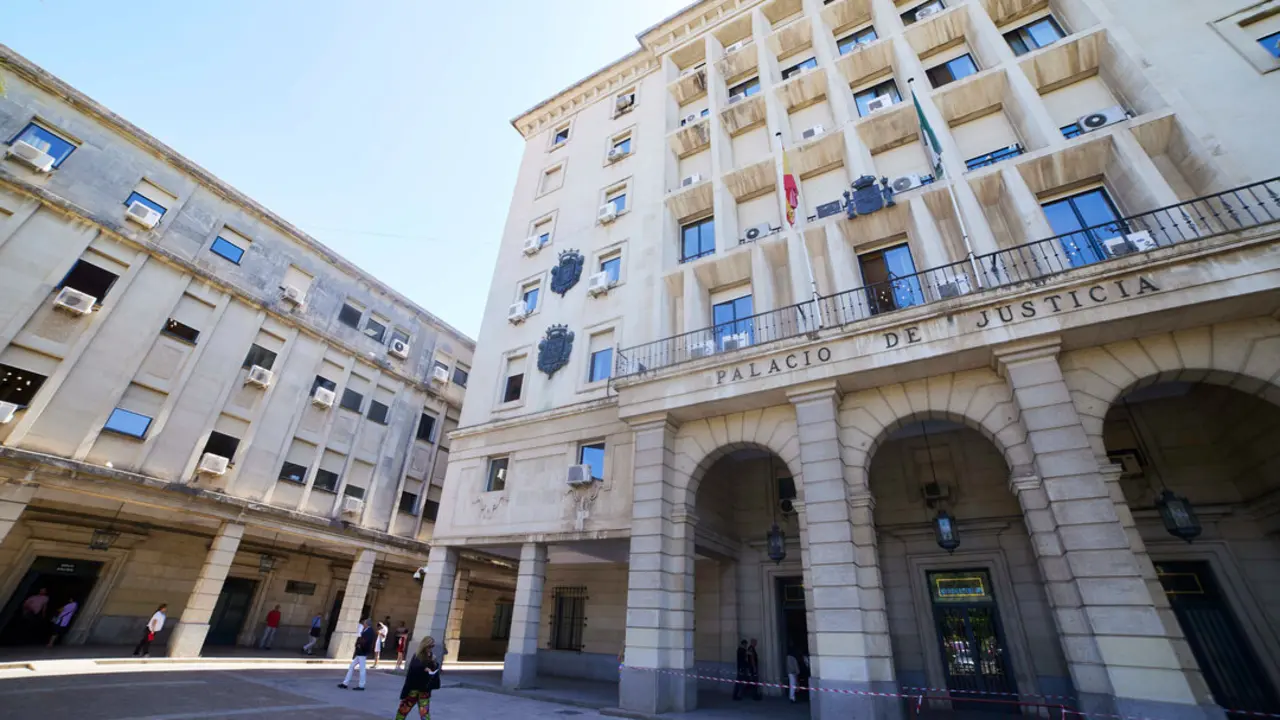 Detalle de la fachada principal de la Audiencia Provincial de Sevilla , a 21 de junio de 2022 en Sevilla (Andaluc&iacute;a, Espa&ntilde;a)
