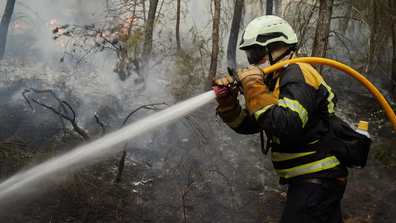 Bomberos contin&uacute;an los trabajos de extinci&oacute;n. | Europa Press.