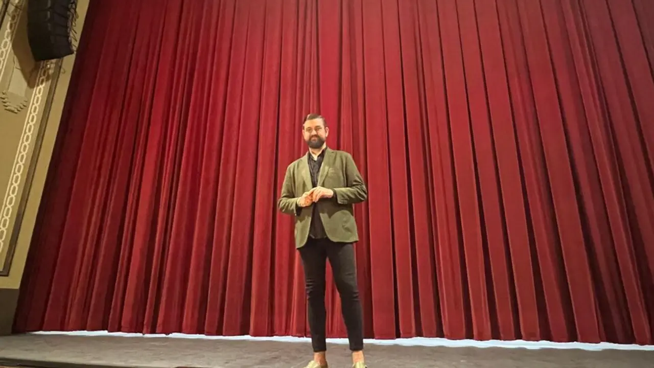 El pregonero, Manu S&aacute;nchez, en el escenario del Falla. | D.M.