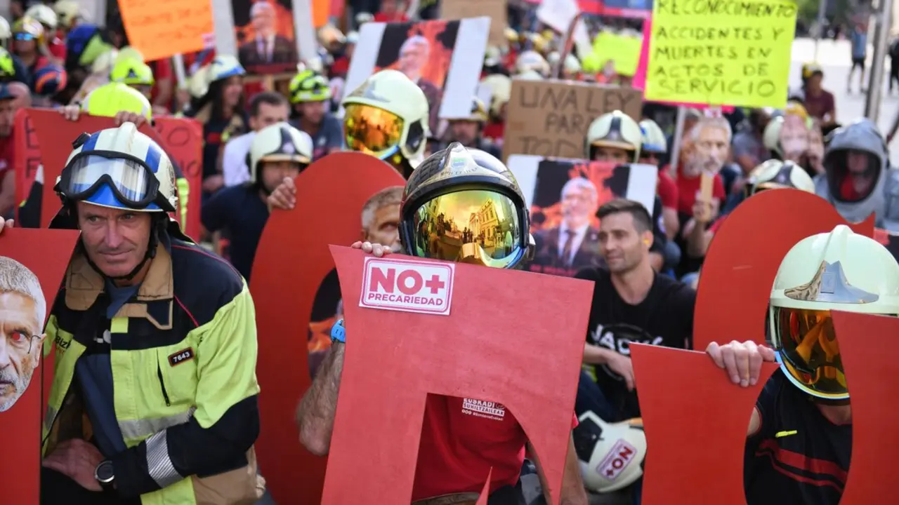 Decenas de bomberos protestan. | Europa Press.