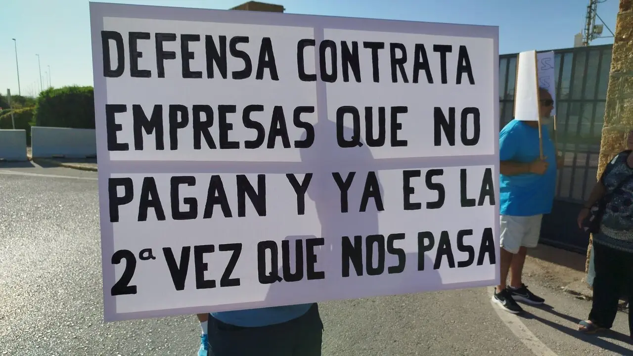 Los trabajadores afectados se han concentrado este jueves | Informaci&oacute;n.
