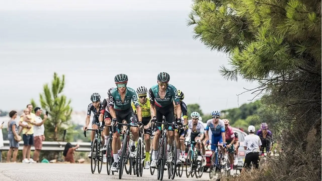 Corredores disputando La Vuelta a Espa&ntilde;a (archivo). | La Vuelta