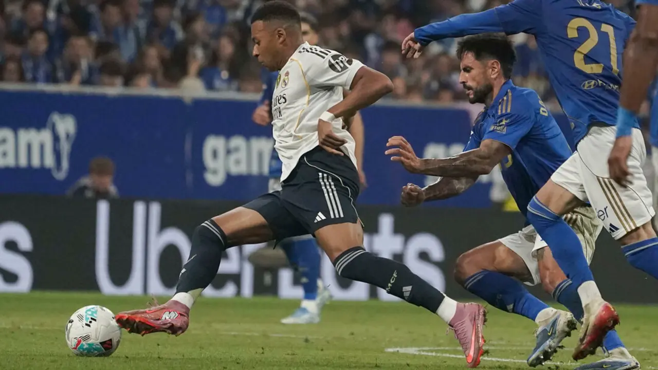 El delantero franc&eacute;s del Real Madrid Kylian Mbapp&eacute; escapa de dos jugadores del Oviedo | Paco Paredes / EFE