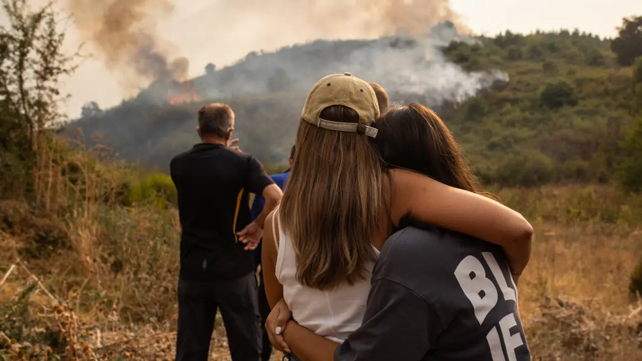 Vecinos ven el avance del incendio en Molinaseca | Alejandro Mart&iacute;nez V&eacute;lez / Europa Press