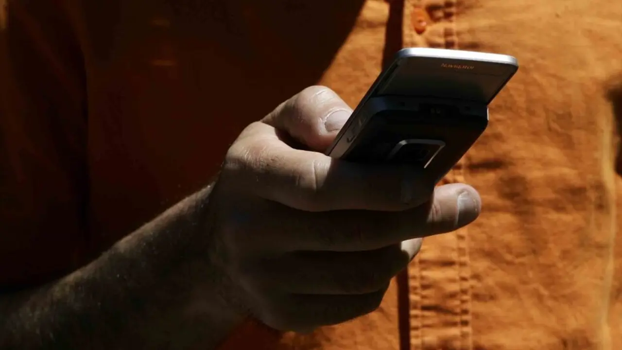 Una persona utiliza un tel&eacute;fono m&oacute;vil. | EUROPA PRESS