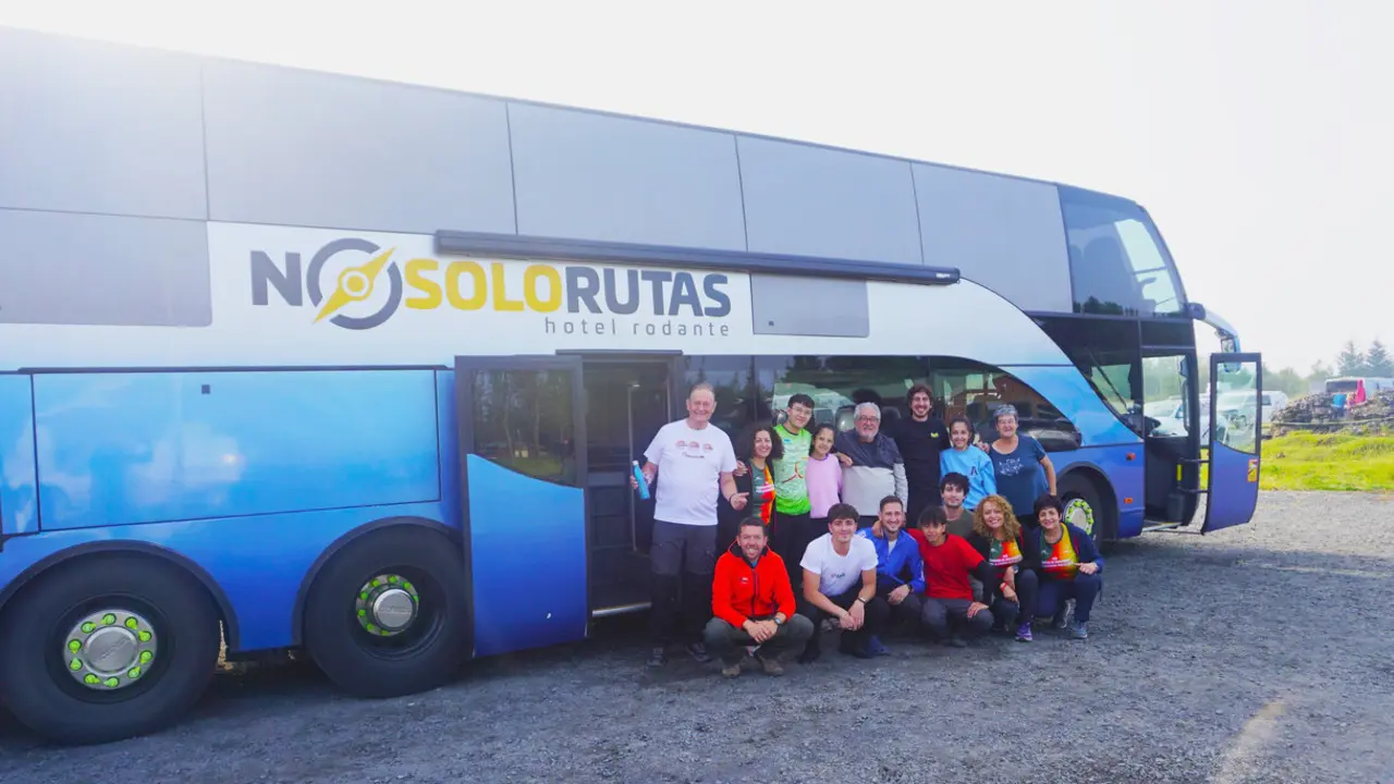 Viajeros de Alcal&aacute;, en el hotel rodante de Carlos y David.