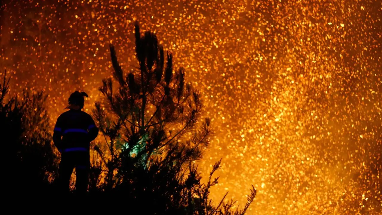 Un vecino ve el avance del fuego. | Europa Press.