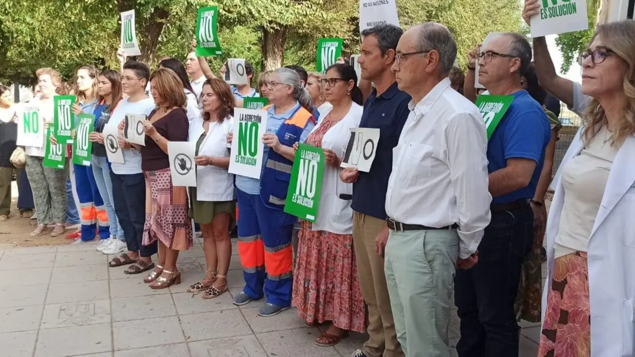 Concentraci&oacute;n ante el centro de salud. | Europa Press.