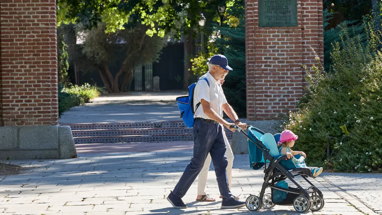 Personas mayores pasean con un ni&ntilde;o | Europa Press