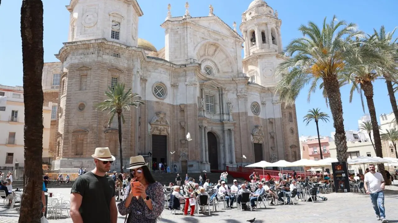 Turistas en la plaza de la Catedral, en C&aacute;diz. / EP