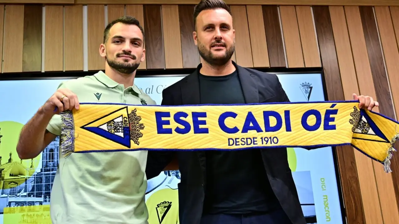 Tabatazde, con Juan Cala en su presentaci&oacute;n como nuevo jugador del C&aacute;diz CF. / Eulogio Garc&iacute;a