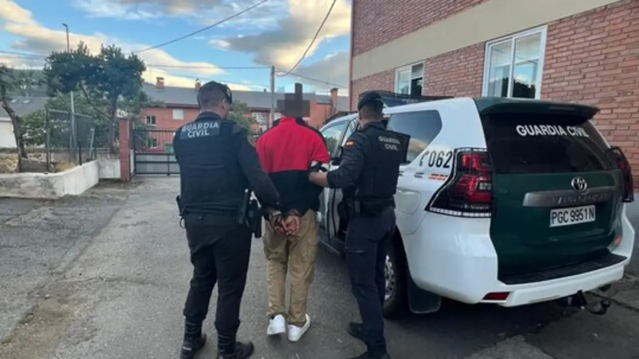 Detenido un joven por provocar el incendio de Berlanga (Le&oacute;n) que ha obligado a evacuar a 400 vecinos
- GUARDIA CIVIL