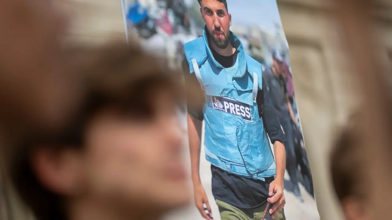 Una imagen de uno de los periodistas asesinados, durante una concentraci&oacute;n contra el &ldquo;asesinato sistem&aacute;tico&rdquo; de periodistas en Gaza | Lorena Sop&ecirc;na / Europa Press