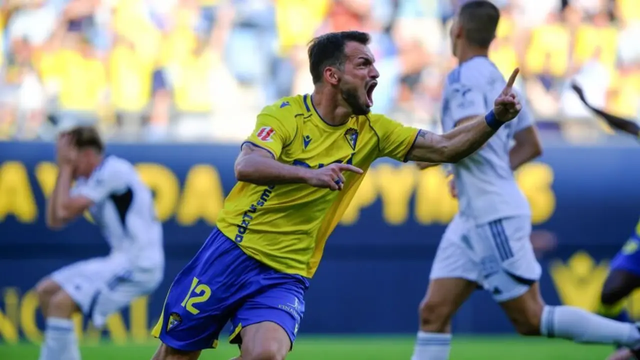 Iuri Tabatadze celebra el 2-1 en el C&aacute;diz CF - Albacete. | LALIGA.