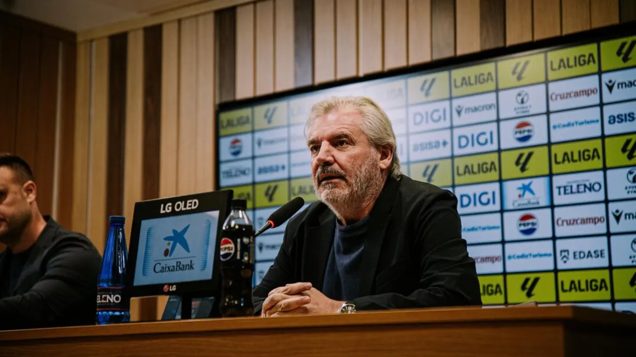 Manuel Vizca&iacute;no, en rueda de prensa. | C&aacute;diz CF.