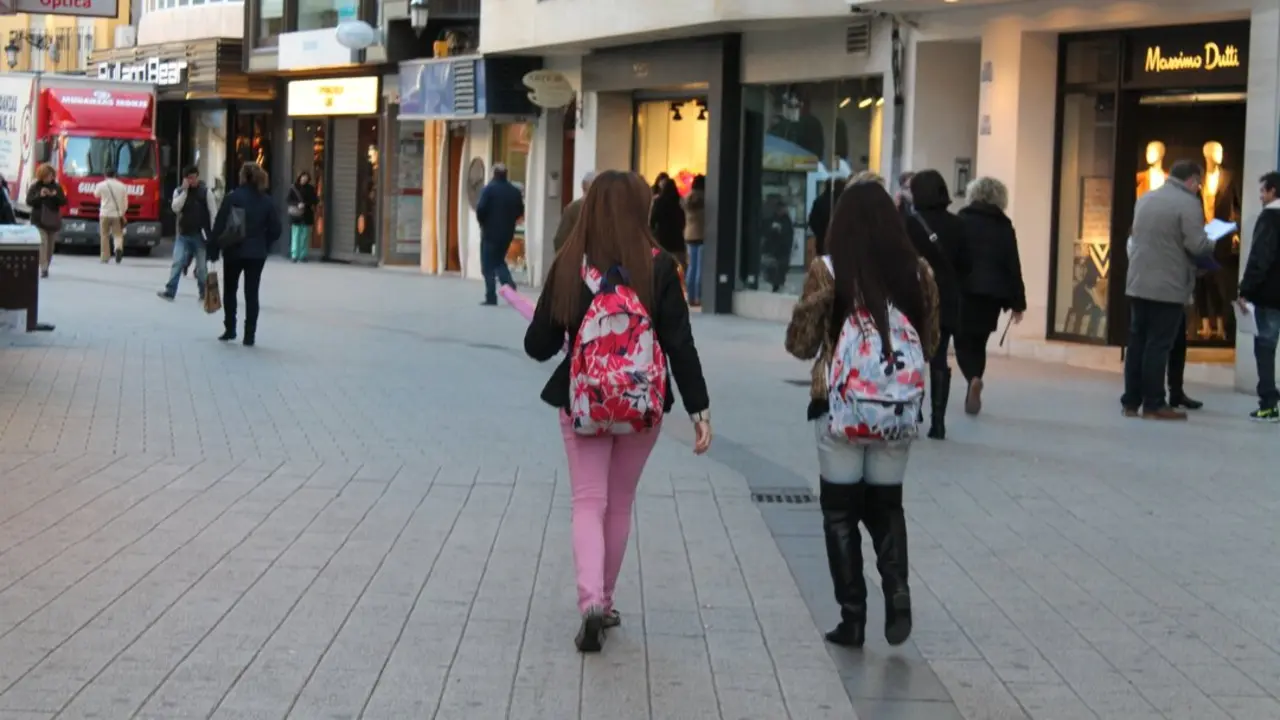 Alumnas con mochila. | Europa Press.