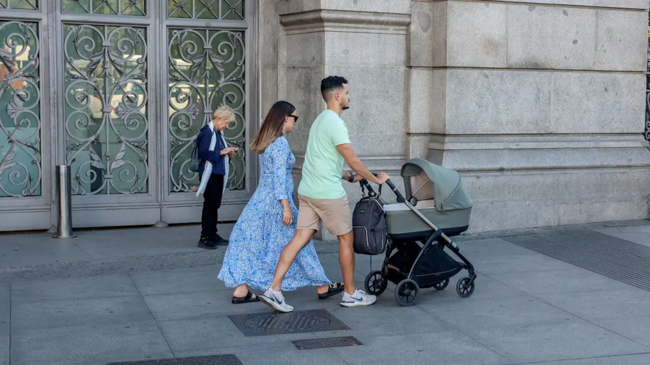 Dos personas pasean con un carrito de beb&eacute;. | Europa Press.