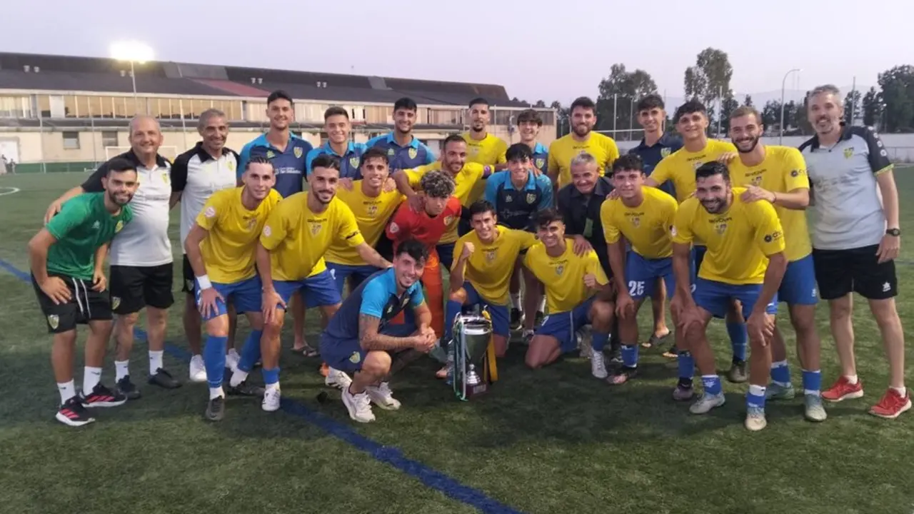 El equipo, tras ganar el XXXVI Trofeo Villa de Puerto Real. Conil CF