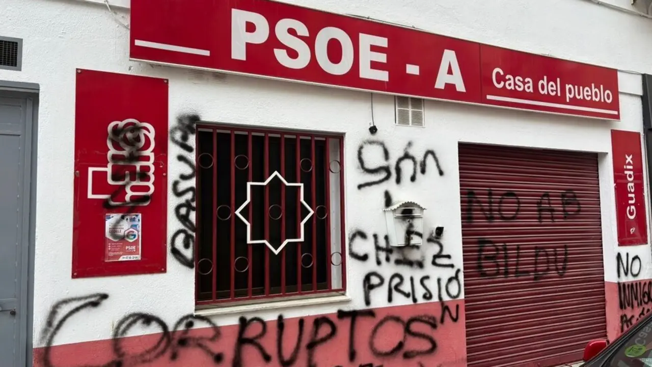 Pintadas en la Casa del Pueblo del PSOE de Guadix (Granada) | Eva Ercolanese/PSOE / Europa Press