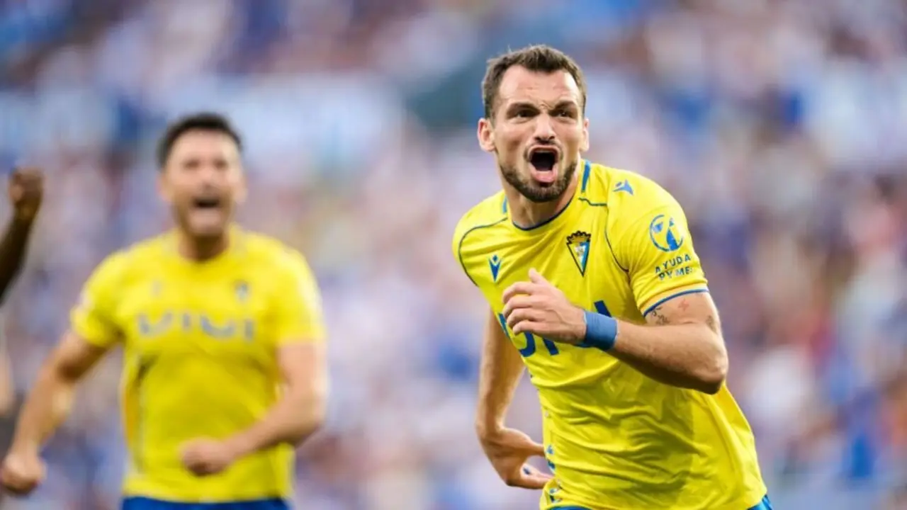 Tabatadze celebra el primero de sus dos goles en el Real B - C&aacute;diz CF. | LALIGA.