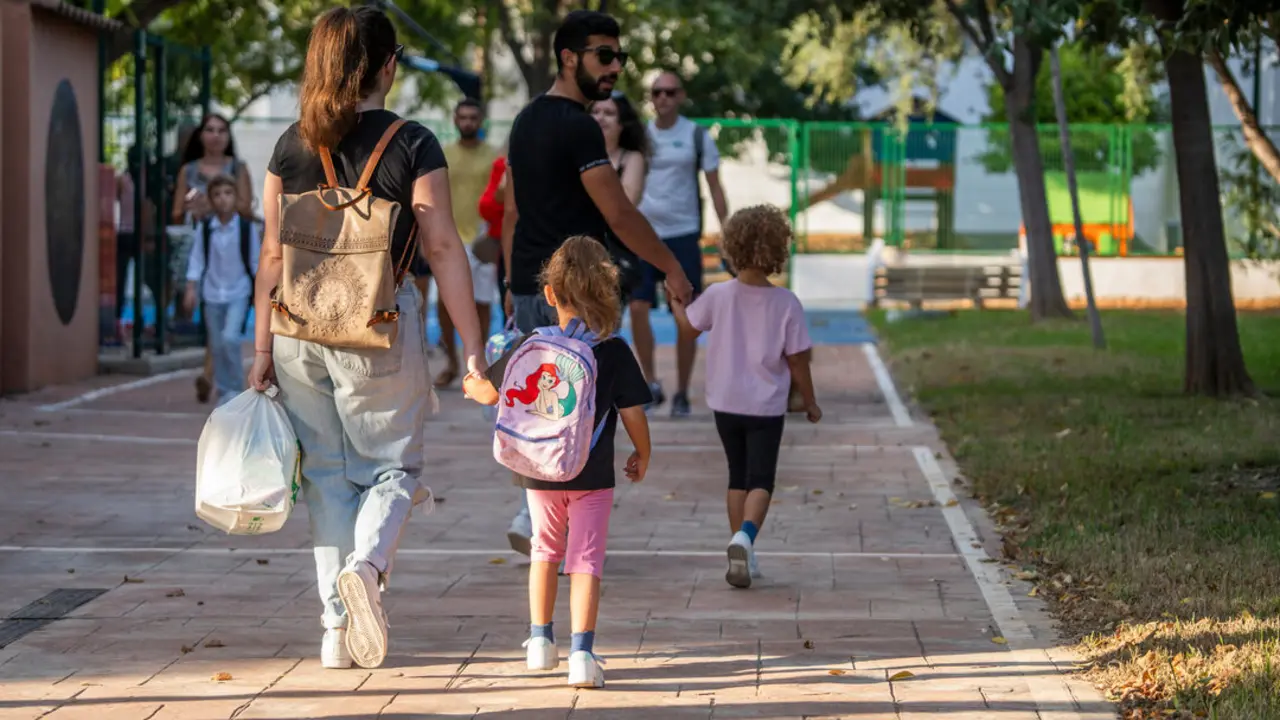 Varios ni&ntilde;os a su llegada. | Europa Press.