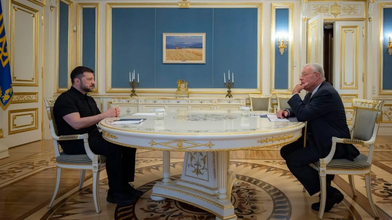 El presidente de Ucrania, Volodimir Zelenski, frente al enviado especial de EEUU. | Europa Press.