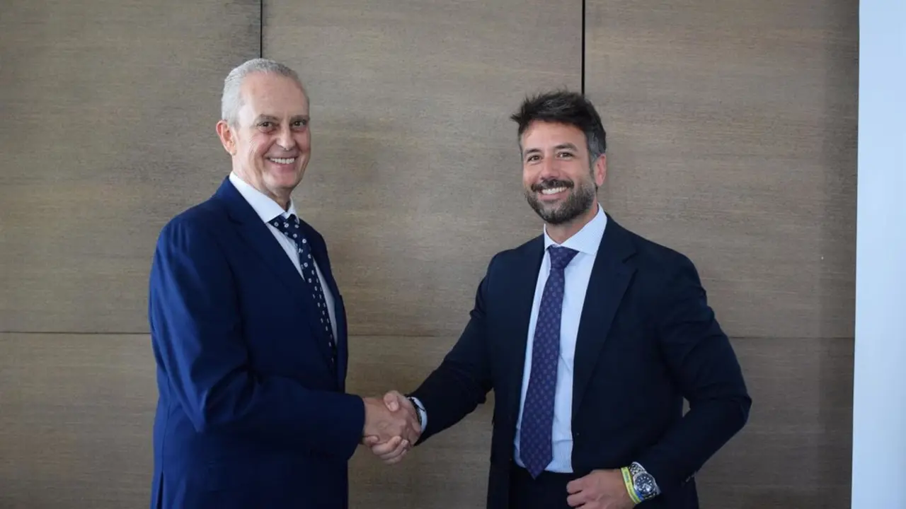 Jes&uacute;s G&oacute;mez Melgar, Head of Digital-Energy Parks en Moeve y comisario de Eintec 2025 (derecha) y el presidente de Aiqbe, Juan del Olmo. | Eintec.