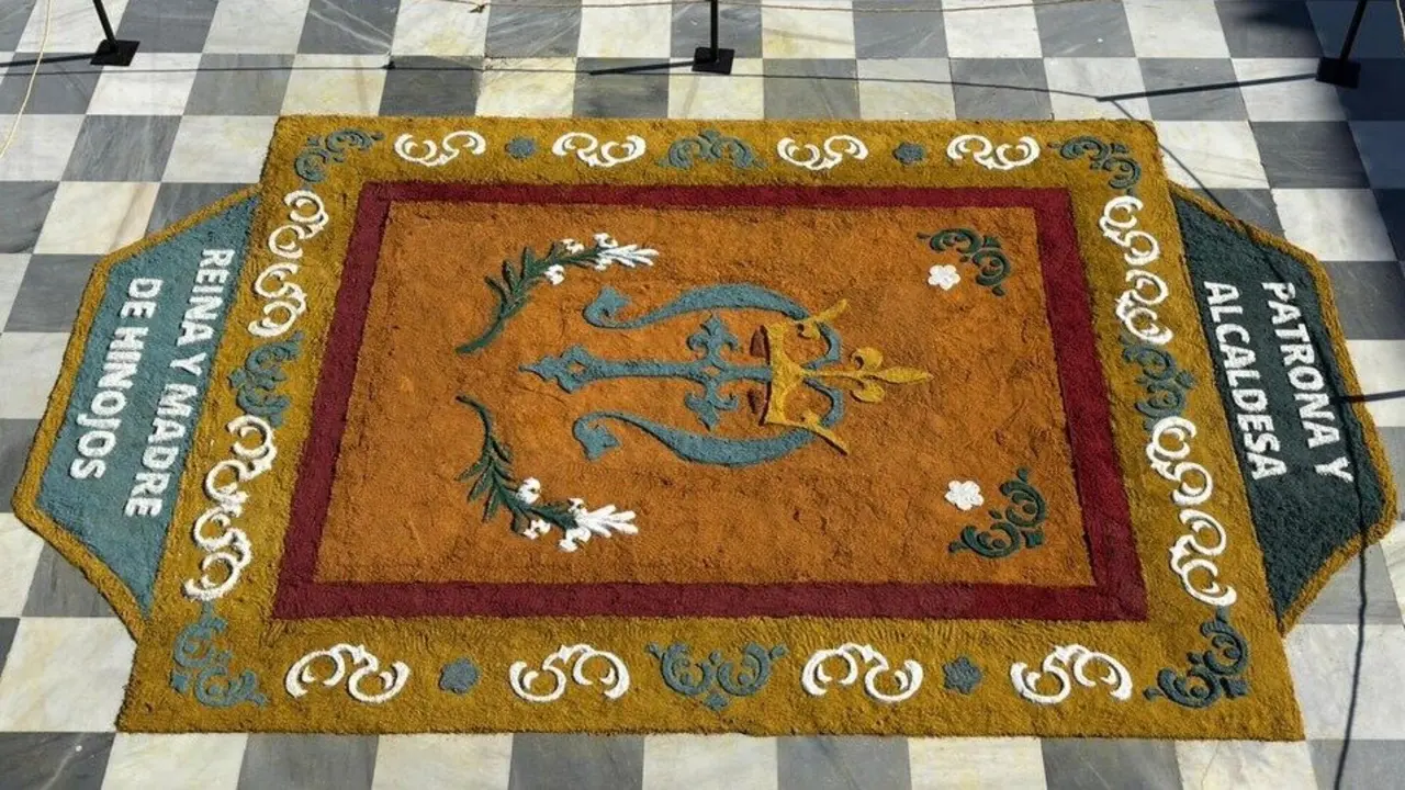 Alfombra decorativa para la Virgen. | Ayto. de Hinojos.