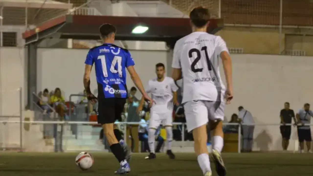 El futbolista del Inter Ja&eacute;n Mario Cruz conduce la pelota en la final ante el CD Villanueva. Foto: Inter Ja&eacute;n