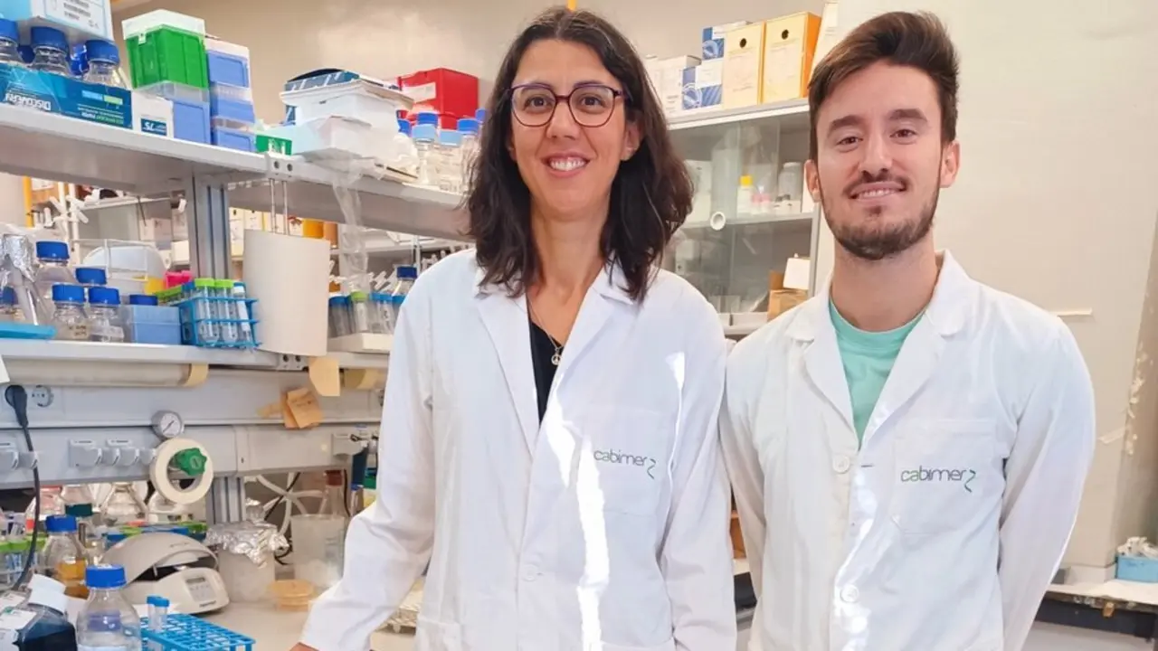 Bel&eacute;n G&oacute;mez Gonz&aacute;lez, investigadora de la US, junto a Iv&aacute;n N&uacute;&ntilde;ez Mart&iacute;n, primer autor del trabajo - US