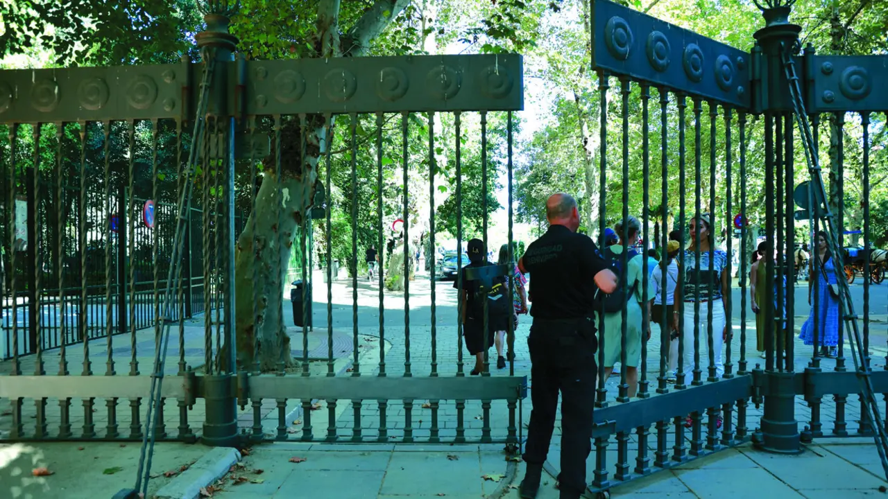 Un empleado de seguridad cierra la puerta de acceso al parque de Mar&iacute;a Luisa. | Roc&iacute;o Ruz/EP

11/9/2025
