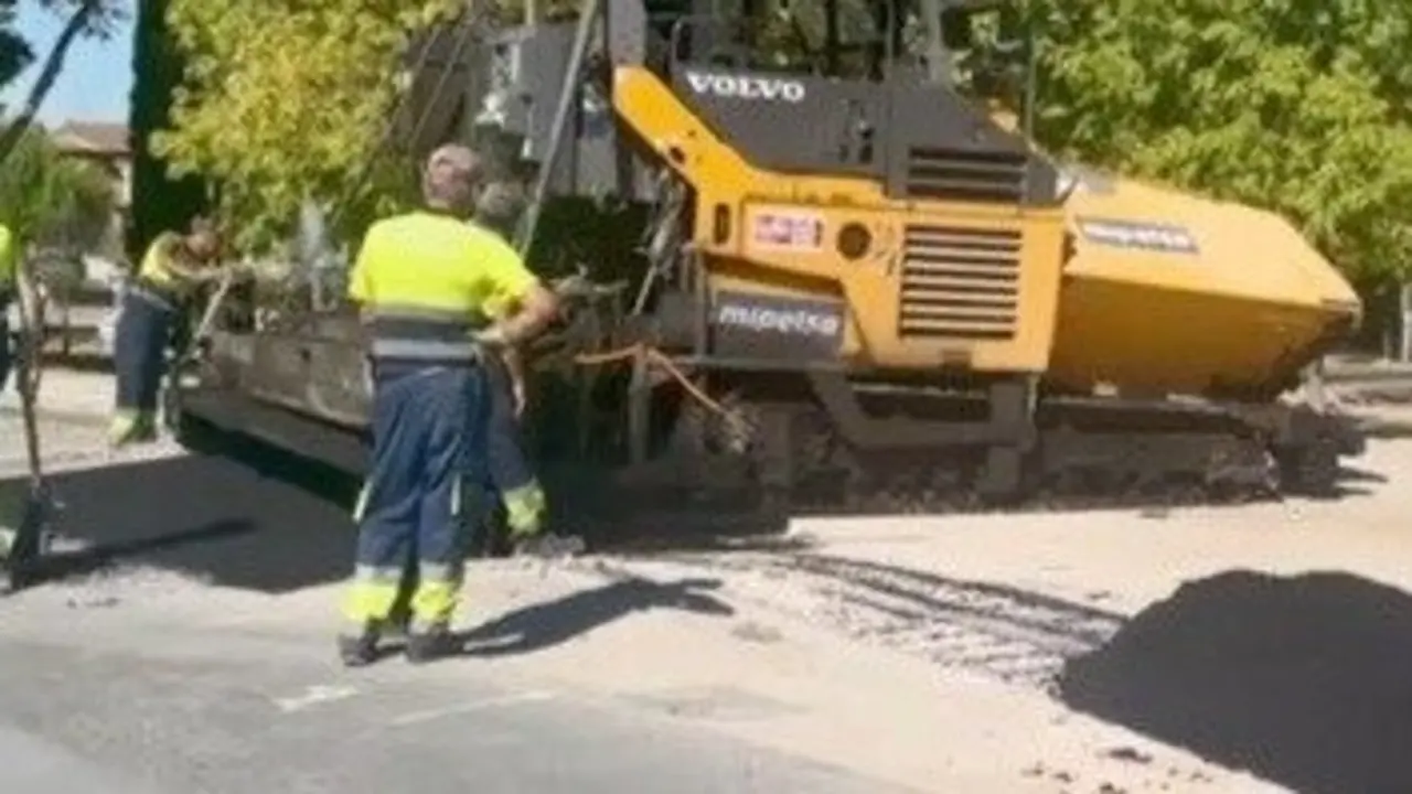Operarios asfaltando una calle. | Ayuntamiento de Martos