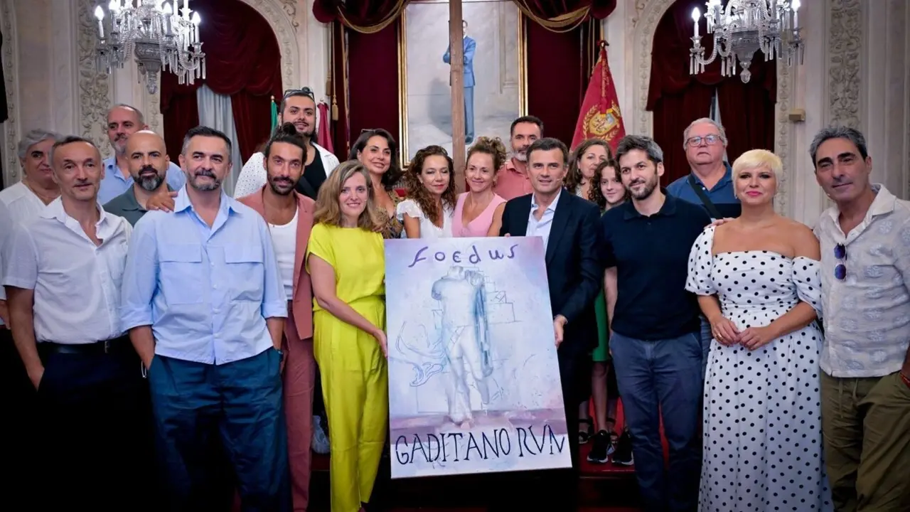 El alcalde de C&aacute;diz, Bruno Garc&iacute;a, junto a la teniente de alcalde de Cultura, Maite Gonz&aacute;lez, junto a artistas y creadores del espect&aacute;culo 'Foedus Gaditanorum' | AYUNTAMIENTO DE C&Aacute;DIZ