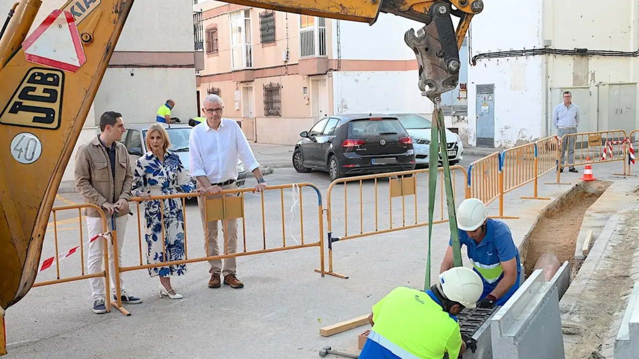 La alcaldesa, Mar&iacute;a Jos&eacute; Garc&iacute;a-Pelayo, inspeccionando la actuaci&oacute;n que Aquajerez acomete en La Liberaci&oacute;n. | Viva Jerez.