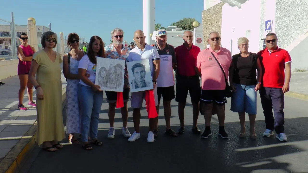 Imagen de la entrega de obsequios a la familia de &Aacute;lvaro Vigo | VivaRota