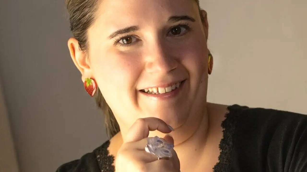 Cristina Castillo, con una de sus joyas.