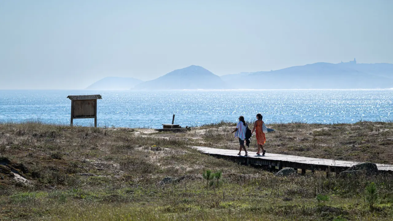 Dos personas se dirigen a la playa. | Europa Press.