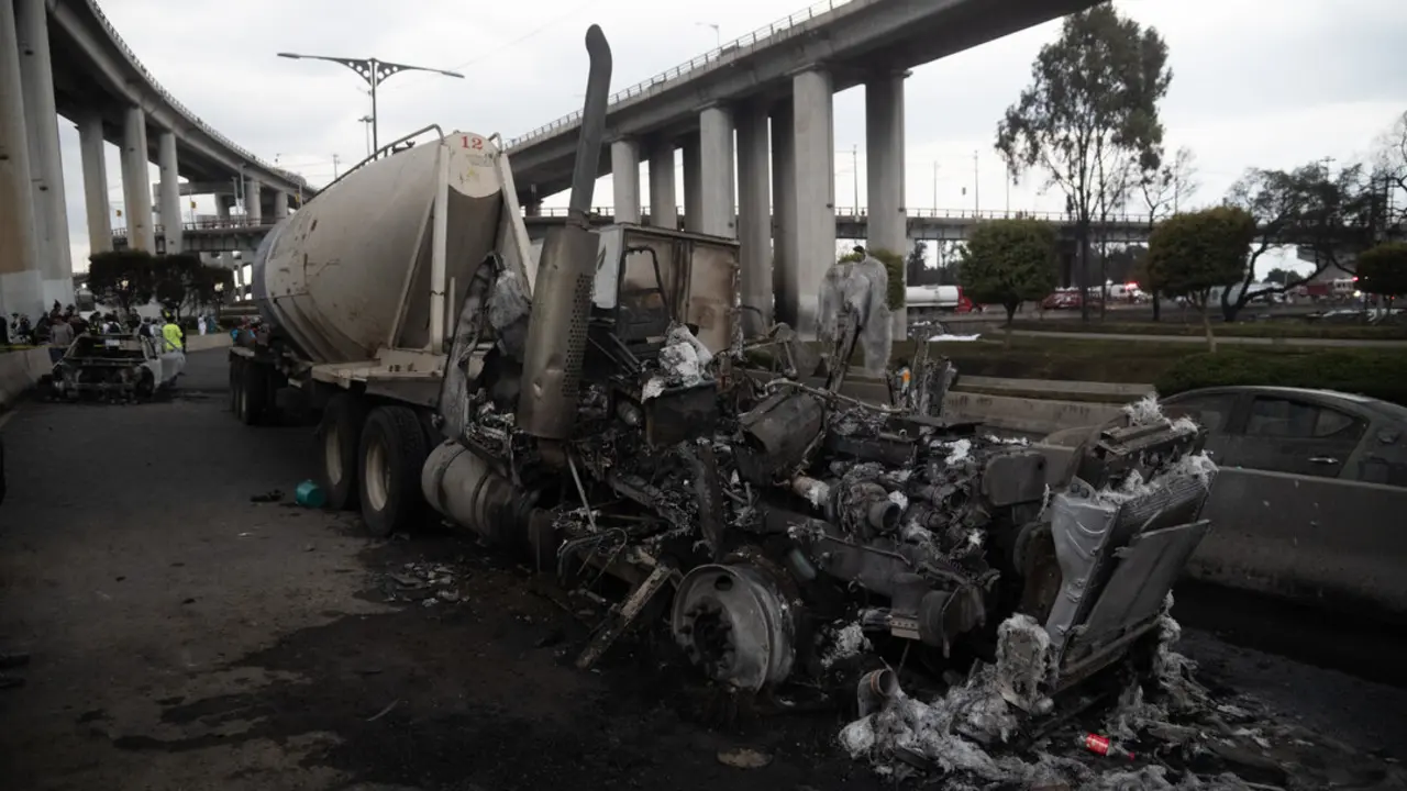 El cami&oacute;n cisterna accidentado. | Europa Press.