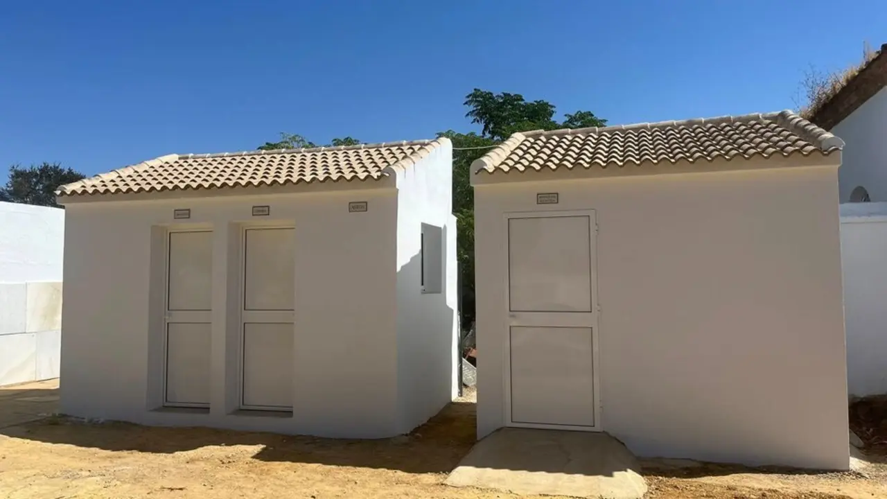 Ba&ntilde;os nuevos en el cementerio de Beas. | Ayto. de Beas.
