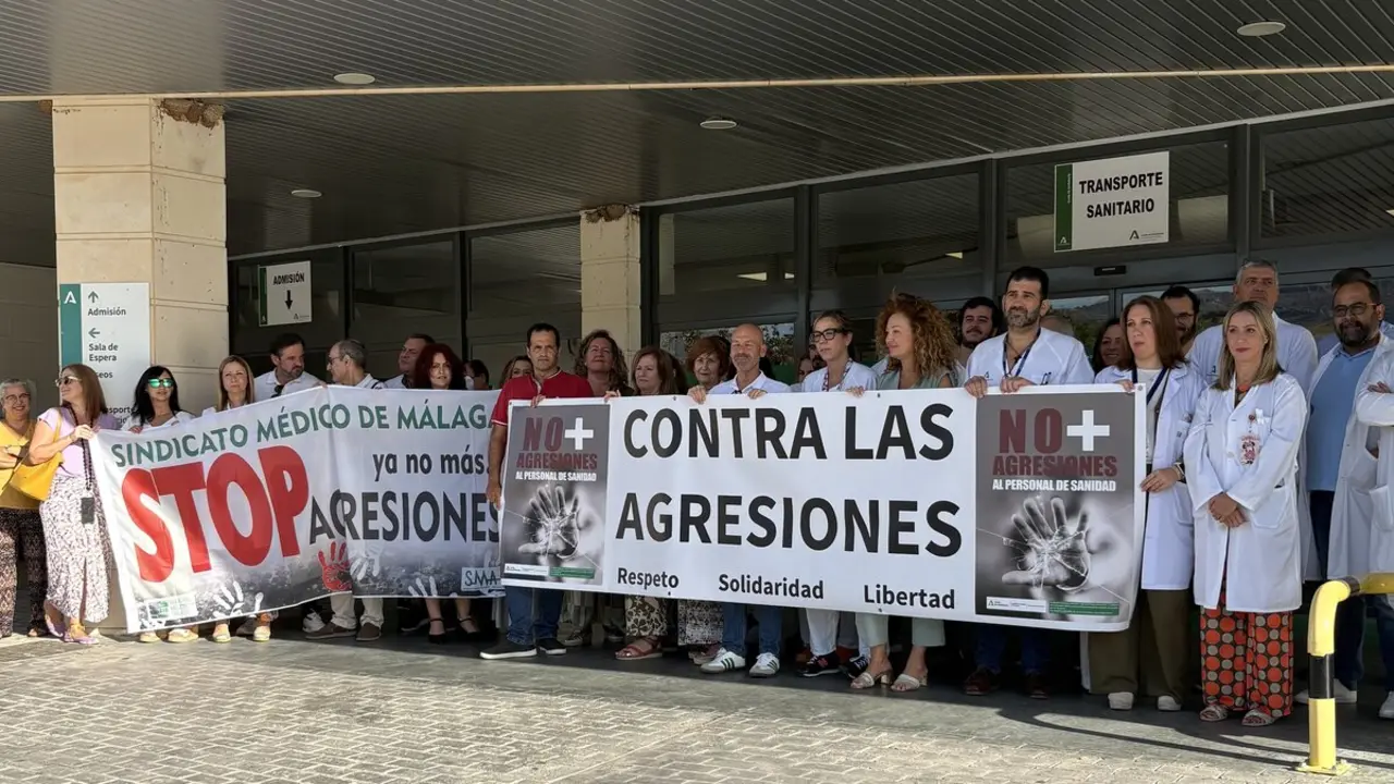Concentraci&oacute;n y manifestaci&oacute;n del SMM a las puertas de las Urgencias del Hospital de Antequera. | SMM